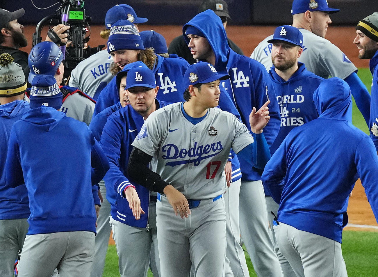 ヤンキース対ドジャース　試合後、世界一に王手をかけ、ナインを指さすドジャース大谷（中央）（撮影・菅敏）