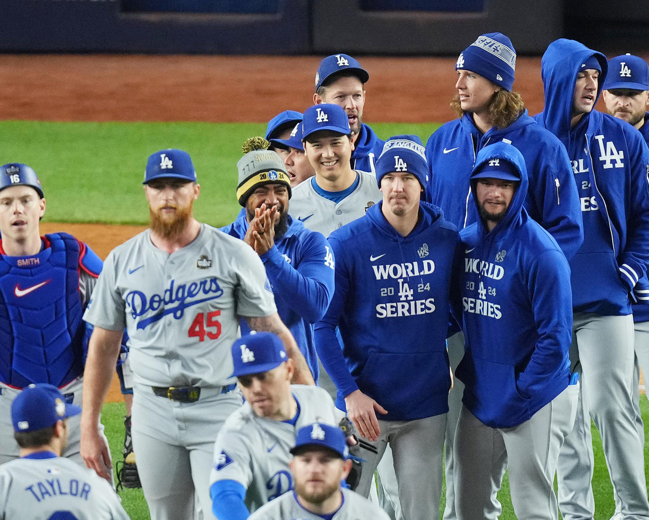 世界一に王手をかけ、ナインを笑顔で迎えるドジャース大谷（中央）（撮影・菅敏）