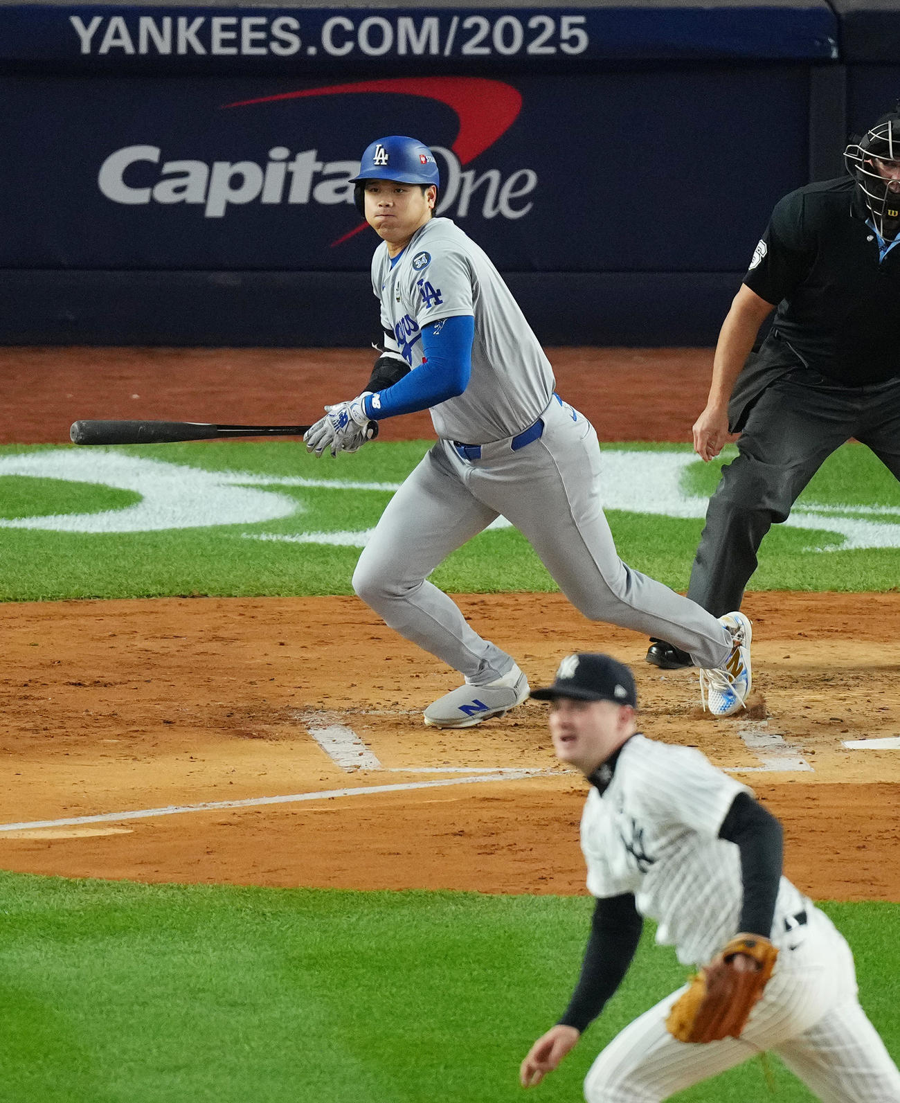 ヤンキース対ドジャース　3回表ドジャース無死一塁、二ゴロに倒れる大谷。投手シュミット（撮影・菅敏）