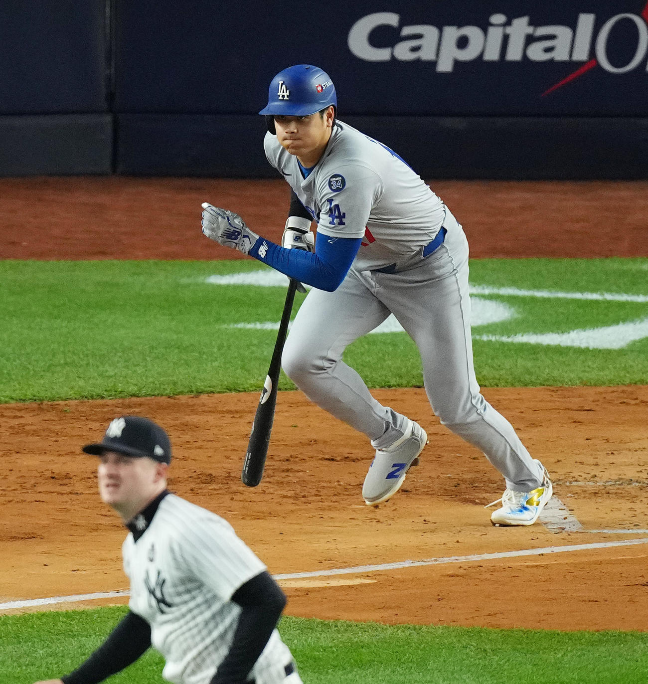 ヤンキース対ドジャース　3回表ドジャース無死一塁、二ゴロに倒れる大谷。投手シュミット（撮影・菅敏）