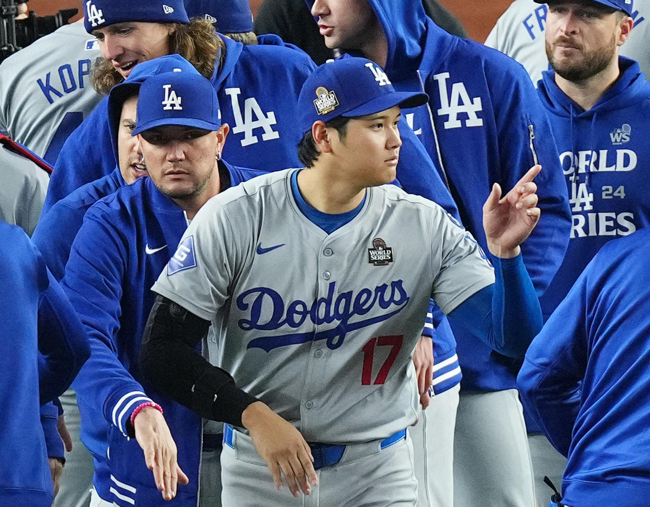 ヤンキース対ドジャース　試合後、世界一に王手をかけ、ナインを指さすドジャース大谷（中央）（撮影・菅敏）