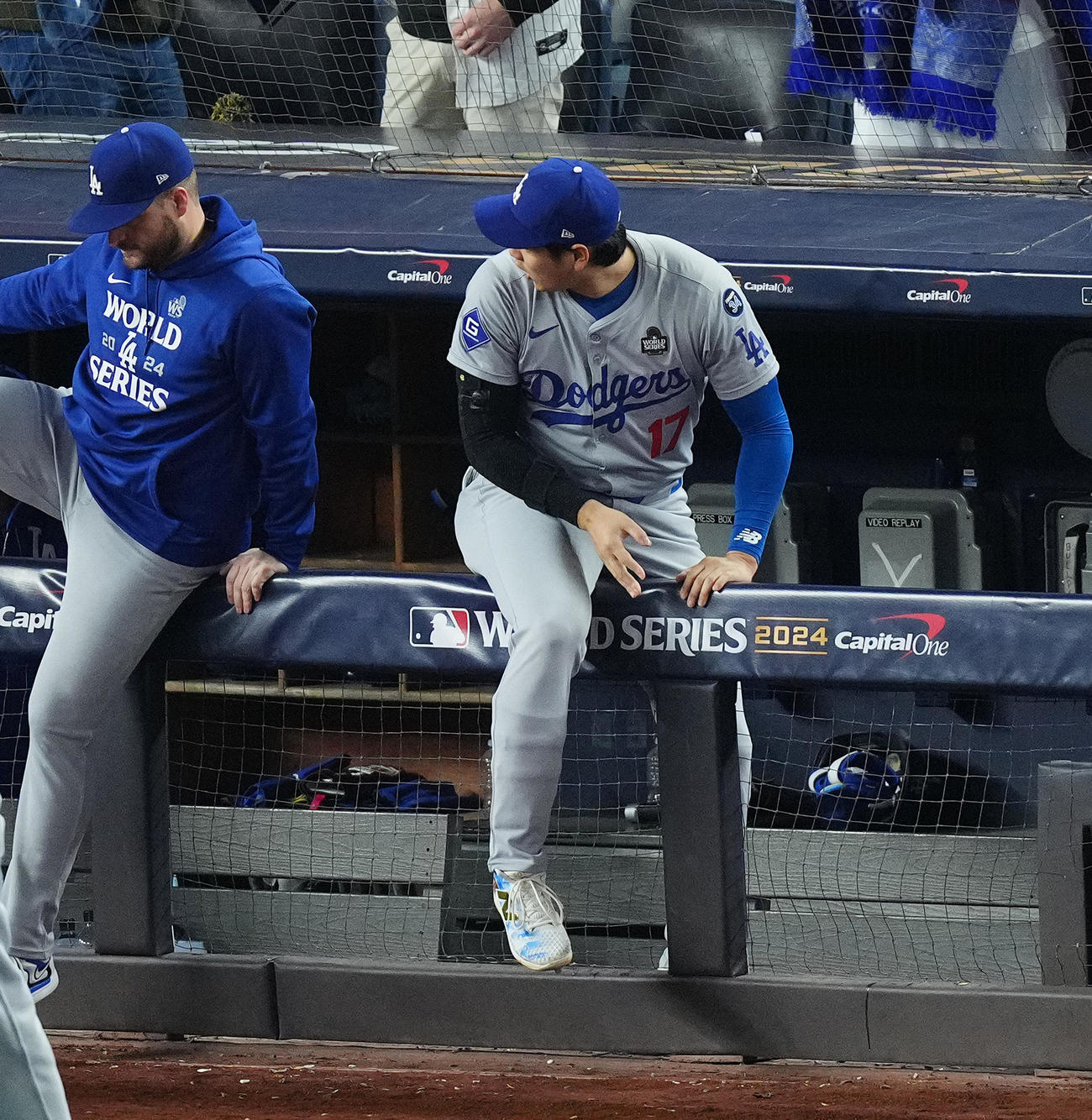 ヤンキース対ドジャース　世界一に王手をかけ、フェンスを乗り越えフィールドに向かうドジャース大谷（撮影・菅敏）