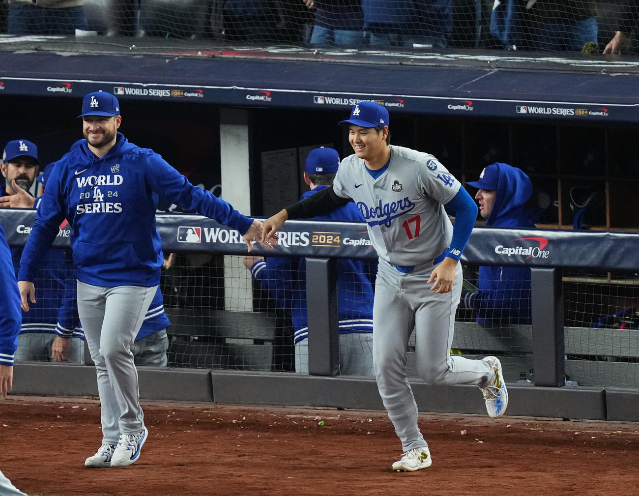 ヤンキース対ドジャース　世界一に王手をかけ、フェンスを乗り越えフィールドに向かうドジャース大谷（撮影・菅敏）