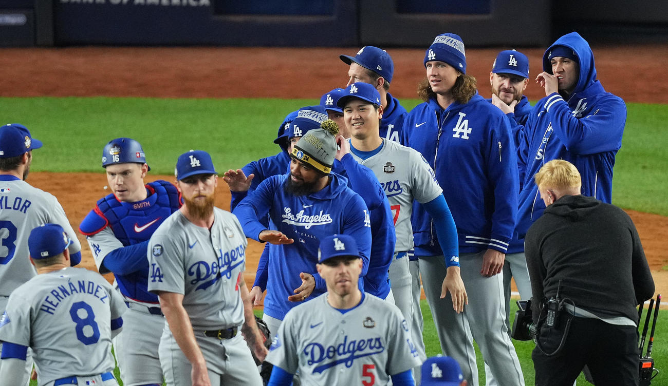 ヤンキース対ドジャース　試合後、世界一に王手をかけ、ナインとタッチをするドジャース大谷（中央）（撮影・菅敏）