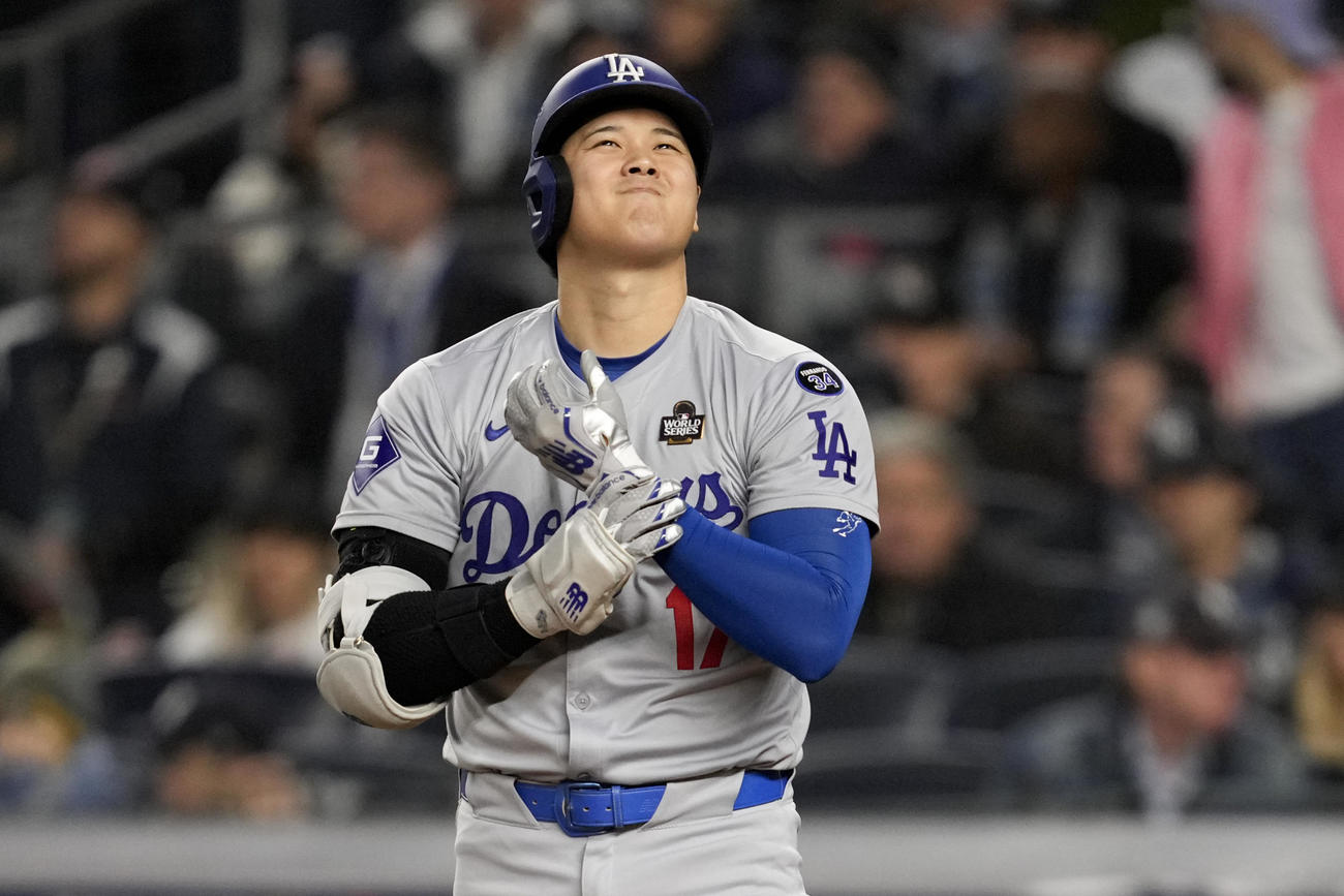 大谷翔平は3回の第2打席で左腕に右手を添えるしぐさを見せた（AP)