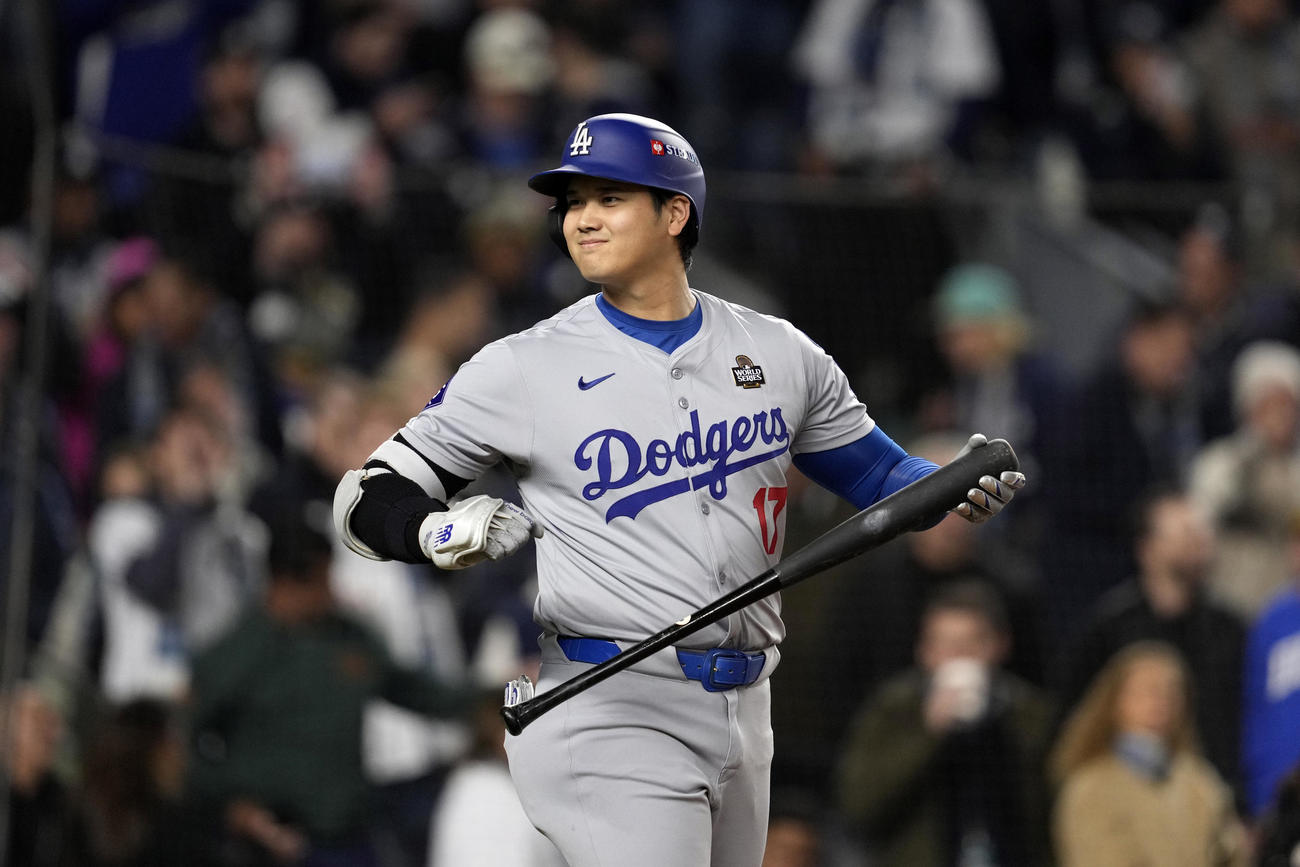 大谷翔平は１回、第１打席に入る前に笑顔を見せた（AP)