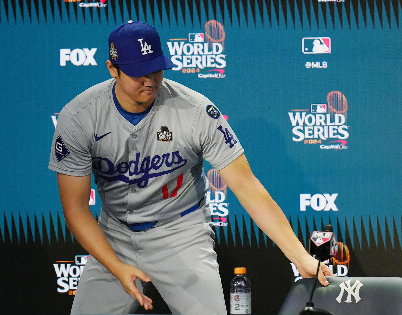 ワールドシリーズ第3戦　ヤンキース対ドジャース　世界一に王手をかけ、会見をしたドジャース大谷は、左手で椅子を押して引き揚げる（撮影・菅敏）