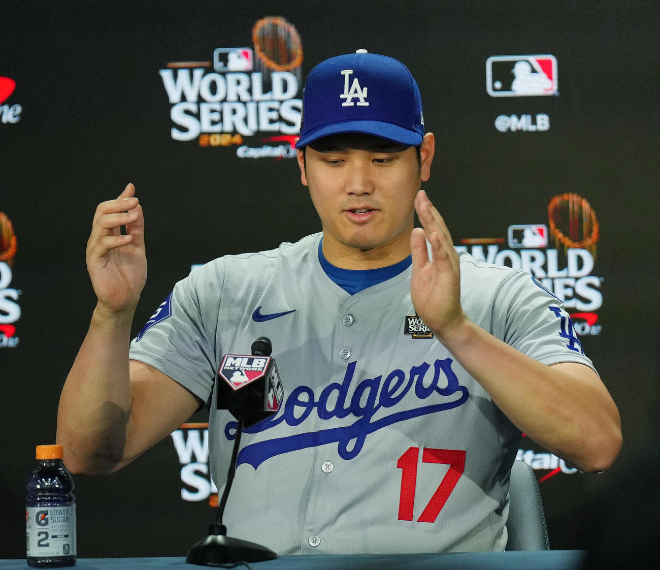 ヤンキース対ドジャース　世界一に王手をかけ、試合後に会見するドジャース大谷（撮影・菅敏）