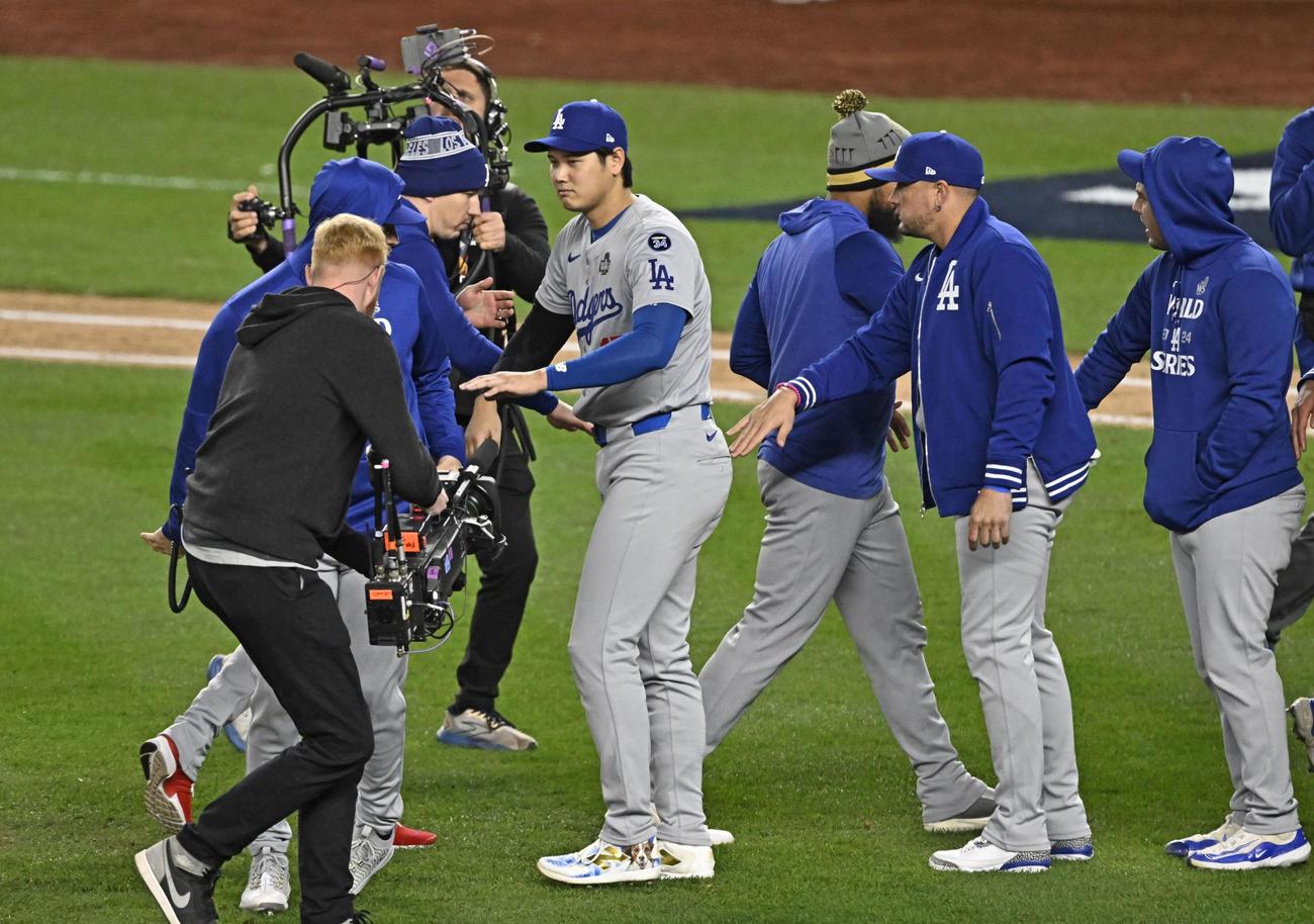 ヤンキースに勝利し、タッチを交わすドジャース大谷（共同）