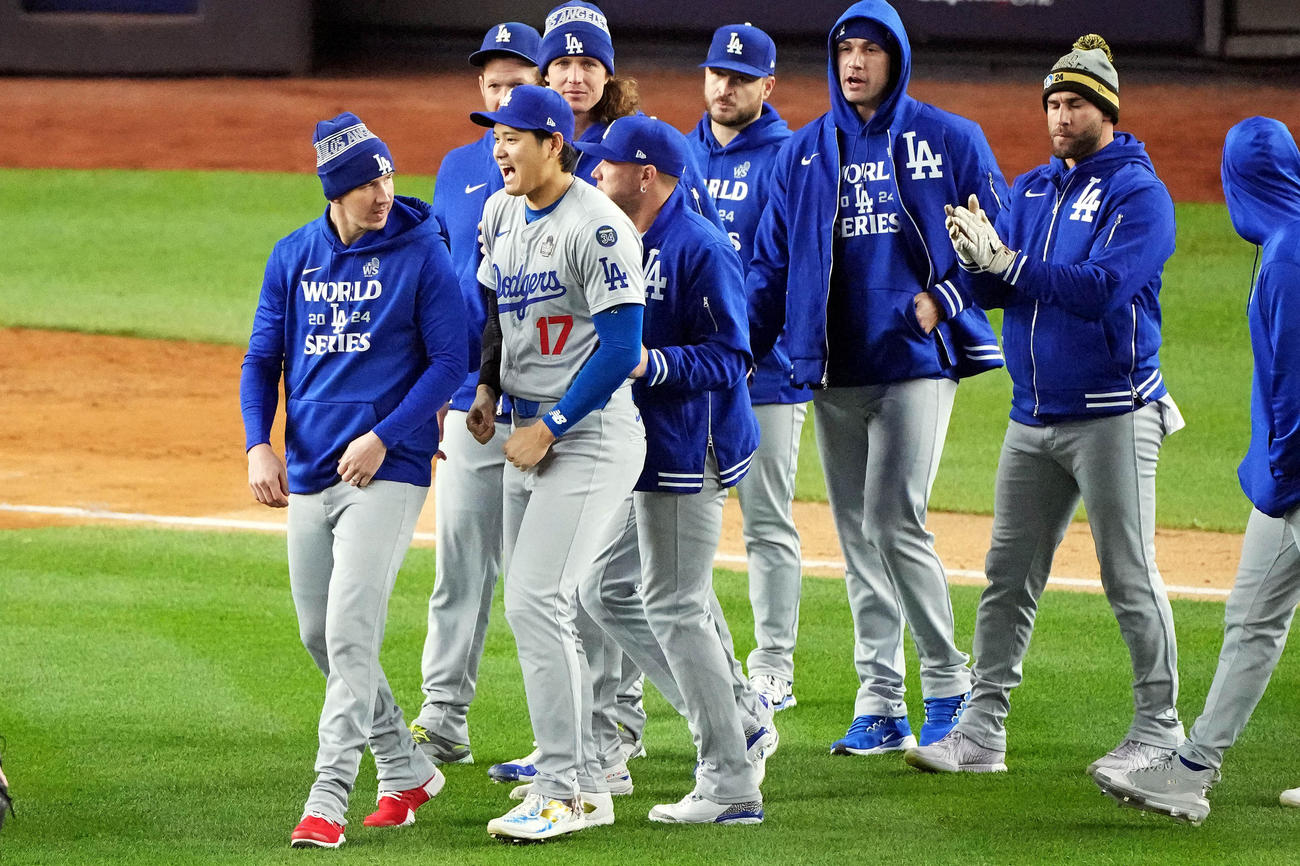 大谷翔平（左から２人目）はヤンキースに勝利するとチーム同僚をねぎらった（ロイター）