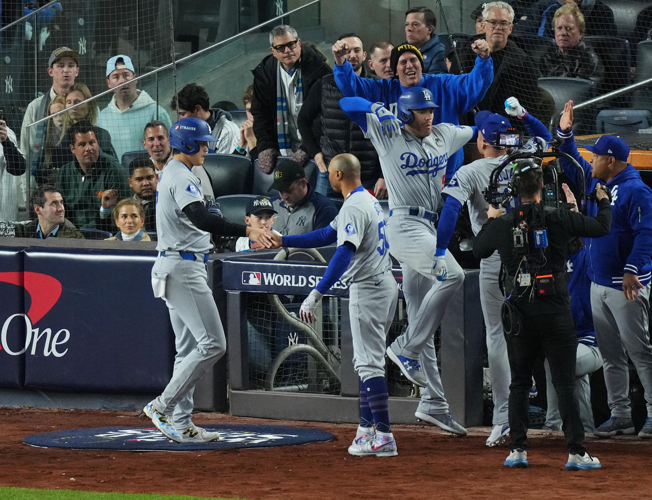ヤンキース対ドジャース　1回表ドジャース1死一塁、フリーマン（中央）の2点本塁打で生還し、ベッツ（左）に迎えられる大谷（撮影・菅敏）