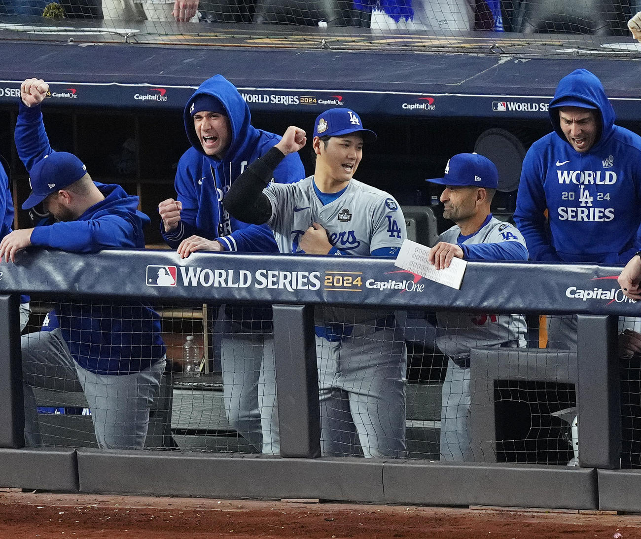 ヤンキース対ドジャース　試合後、世界一に王手をかけ、ベンチでガッツポーズを見せるドジャース大谷（中央）（撮影・菅敏）
