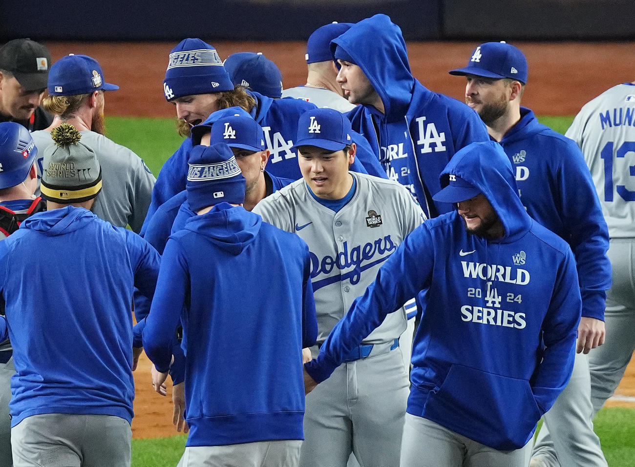 ヤンキース対ドジャース　試合後、世界一に王手をかけ、ナインとタッチをするドジャース大谷（中央）（撮影・菅敏）