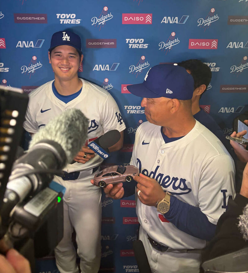 ドジャース大谷翔平の試合後の囲み会見に登場したデーブ・ロバーツ監督。ポルシェのおもちゃを手にしていた（2024年5月4日撮影）