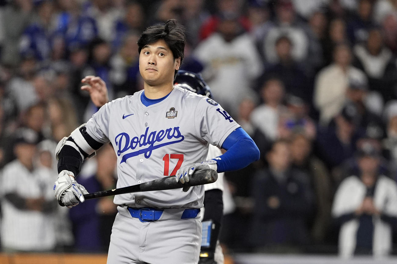 1回、内角球を避けた大谷（AP）
