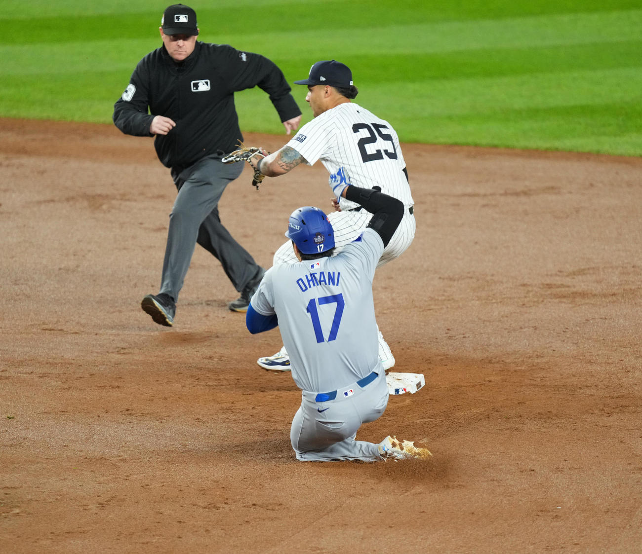ヤンキース対ドジャース　5回表ドジャース無死一、二塁、ベッツの遊ゴロで二塁封殺される大谷（撮影・菅敏）