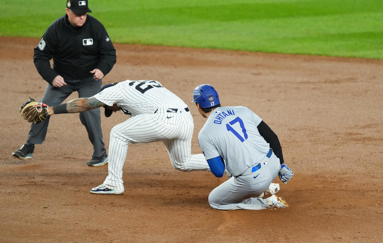 ヤンキース対ドジャース　5回表ドジャース無死一、二塁、ベッツの遊ゴロで二塁封殺される大谷（撮影・菅敏）