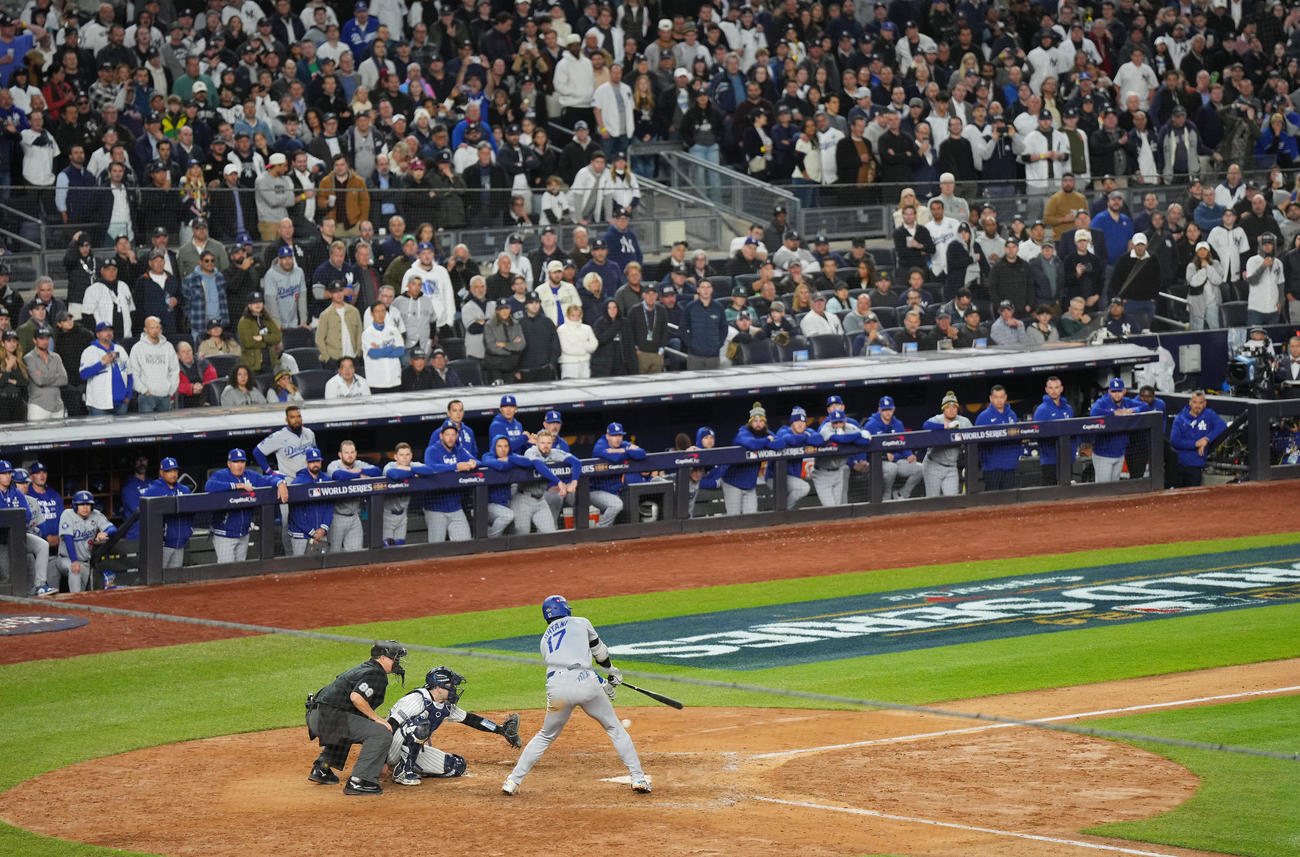 ヤンキース対ドジャース　7回表ドジャース1死一塁、空振りの三振に倒れる大谷（撮影・菅敏）