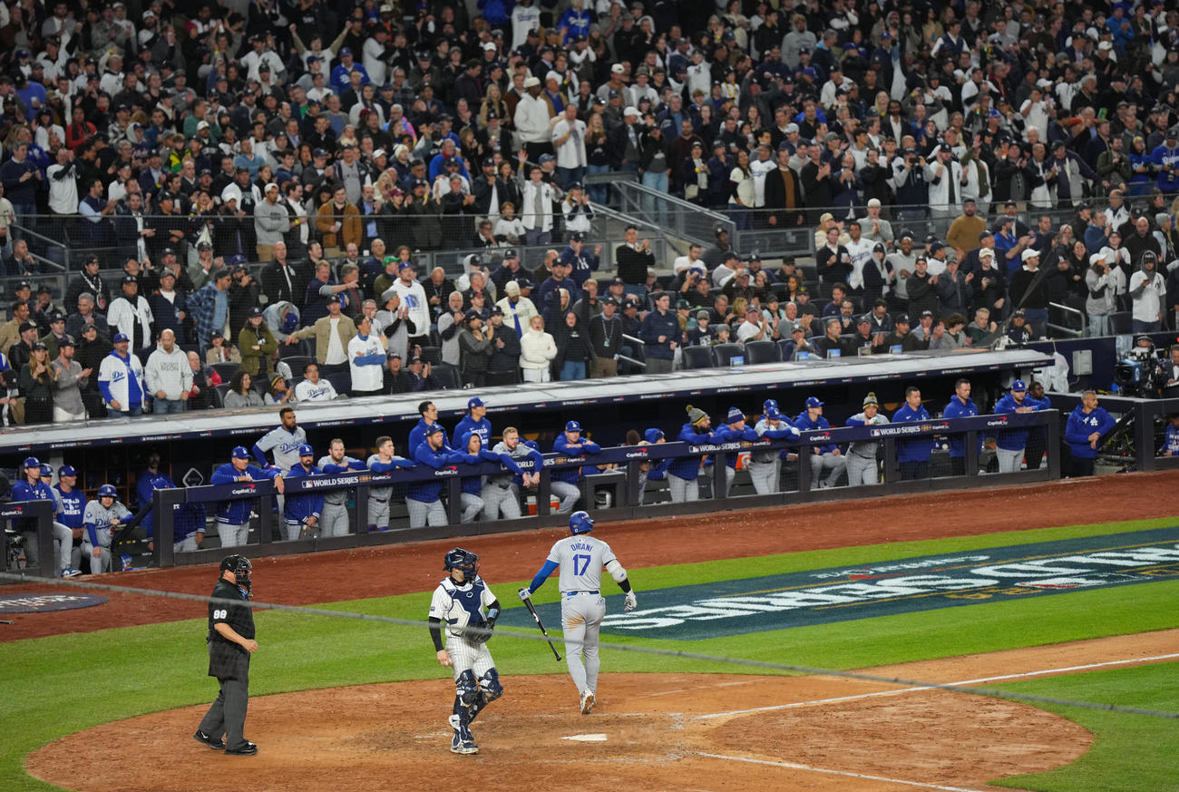 ヤンキース対ドジャース　7回表ドジャース1死一塁、空振りの三振に倒れる大谷（撮影・菅敏）