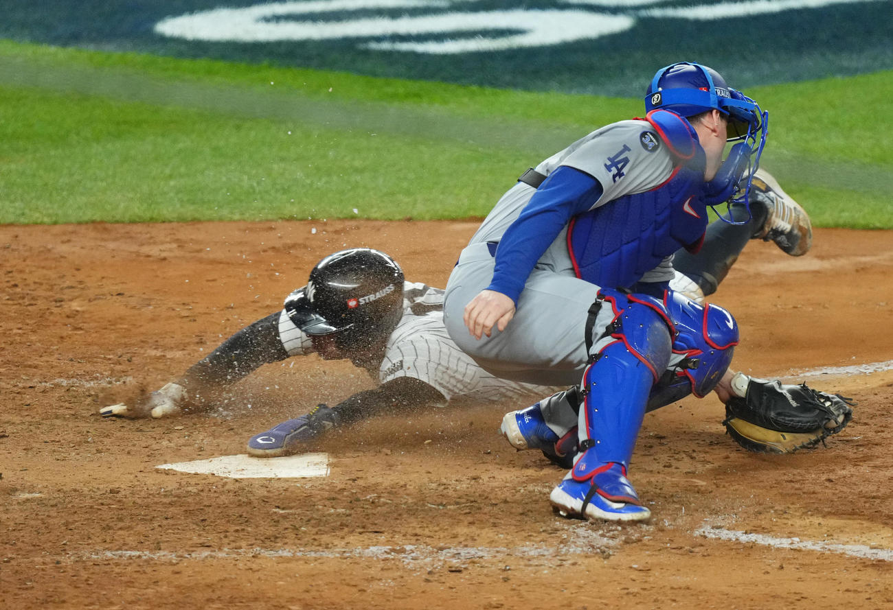 ヤンキース対ドジャース　8回裏ヤンキース1死二、三塁、バードゥーゴの二ゴロで三塁から滑り込み生還するボルペ（撮影・菅敏）