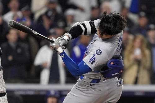 1回、内角球を避ける大谷（AP）