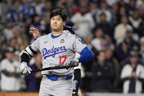 1回、内角球を避けた大谷（AP）