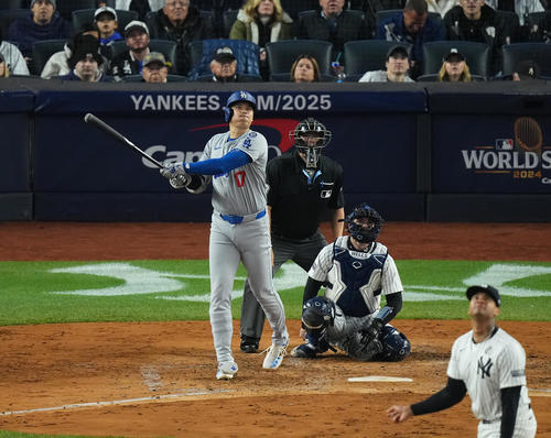 ヤンキース対ドジャース　3回表ドジャース無死、中飛に倒れる大谷（撮影・菅敏）