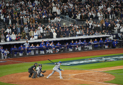 ヤンキース対ドジャース　7回表ドジャース1死一塁、空振りの三振に倒れる大谷（撮影・菅敏）