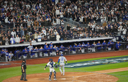 ヤンキース対ドジャース　7回表ドジャース1死一塁、空振りの三振に倒れる大谷（撮影・菅敏）