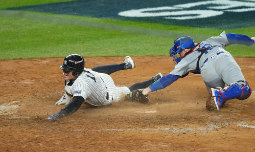 ヤンキース対ドジャース　8回裏ヤンキース1死二、三塁、バードゥーゴの二ゴロで三塁から滑り込み生還するボルペ（撮影・菅敏）