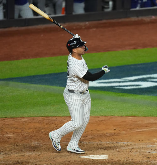 ヤンキース対ドジャース　8回裏ヤンキース1死一、三塁、3点本塁打を放つトーレス（撮影・菅敏）