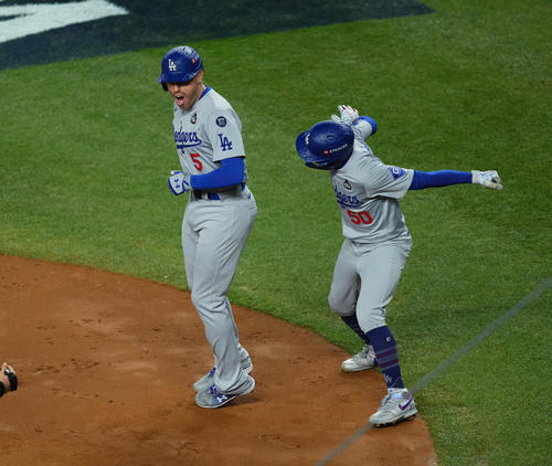 ヤンキース対ドジャース　1回表ドジャース1死二塁、先制の2点本塁打を放ち、ベッツ（右）に迎えられるフリーマン（撮影・菅敏）