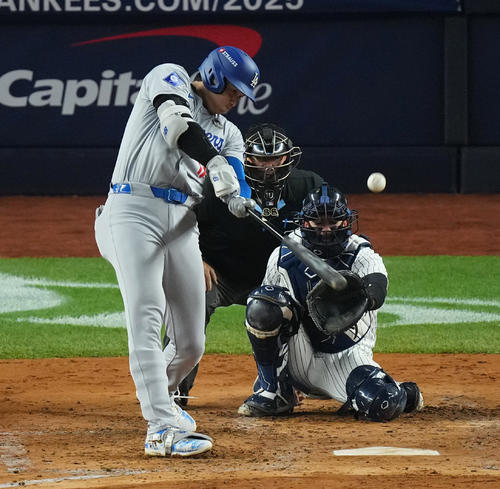 ヤンキース対ドジャース　3回表ドジャース無死、中飛に倒れる大谷（撮影・菅敏）