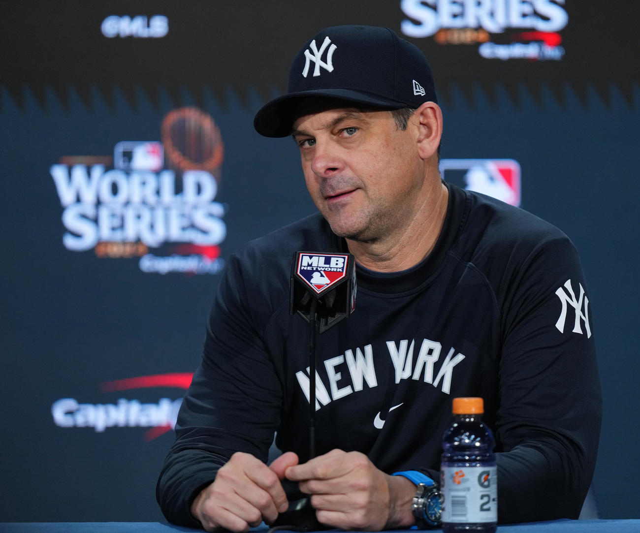 ヤンキース対ドジャース　試合前、会見するヤンキース・ブーン監督（撮影・菅敏）