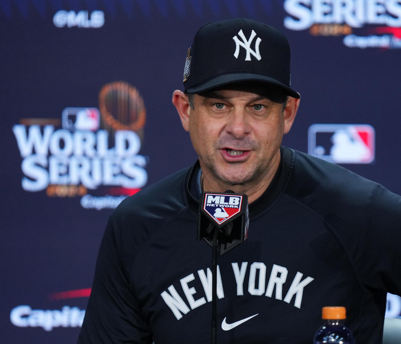 ヤンキース対ドジャース　試合前、会見するヤンキース・ブーン監督（撮影・菅敏）