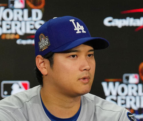 大谷翔平、第3戦試合前に左肩亜脱臼バージョンの「マッスルポーズ 