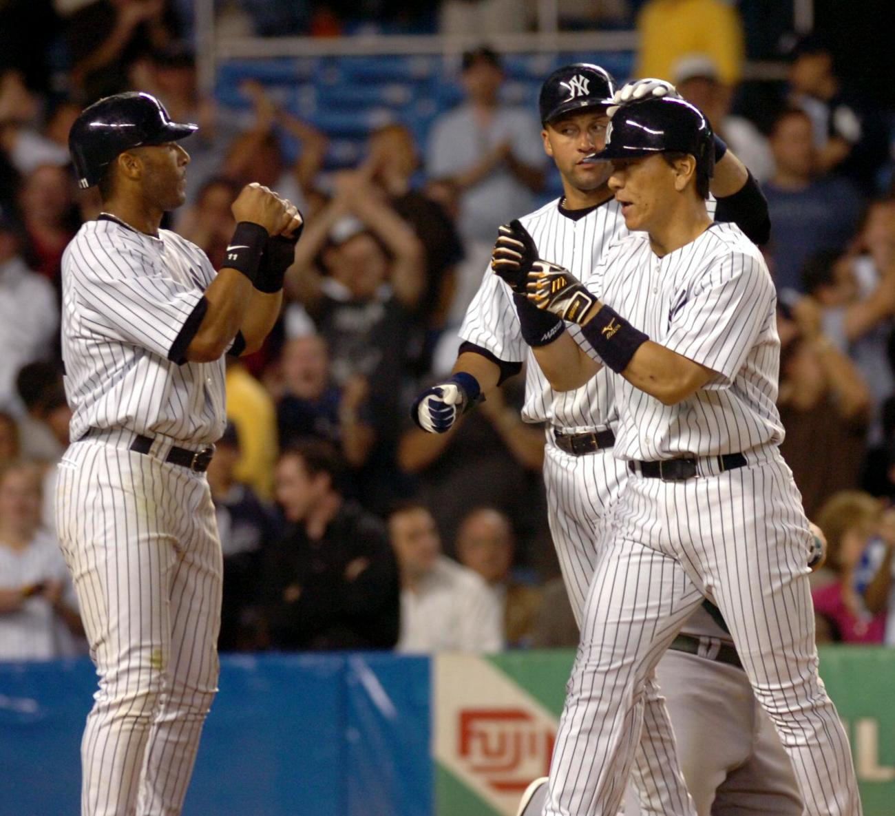 ゲーリー・シェフィールド（左）の出迎えを受ける松井秀喜（05年6月撮影）