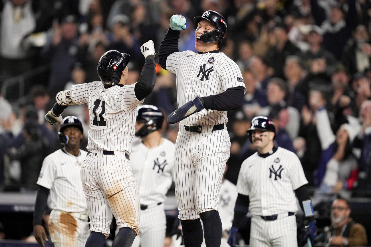 逆転満塁本塁打を放ったヤンキースのボルピ（左）はジャッジと喜び合う（AP)