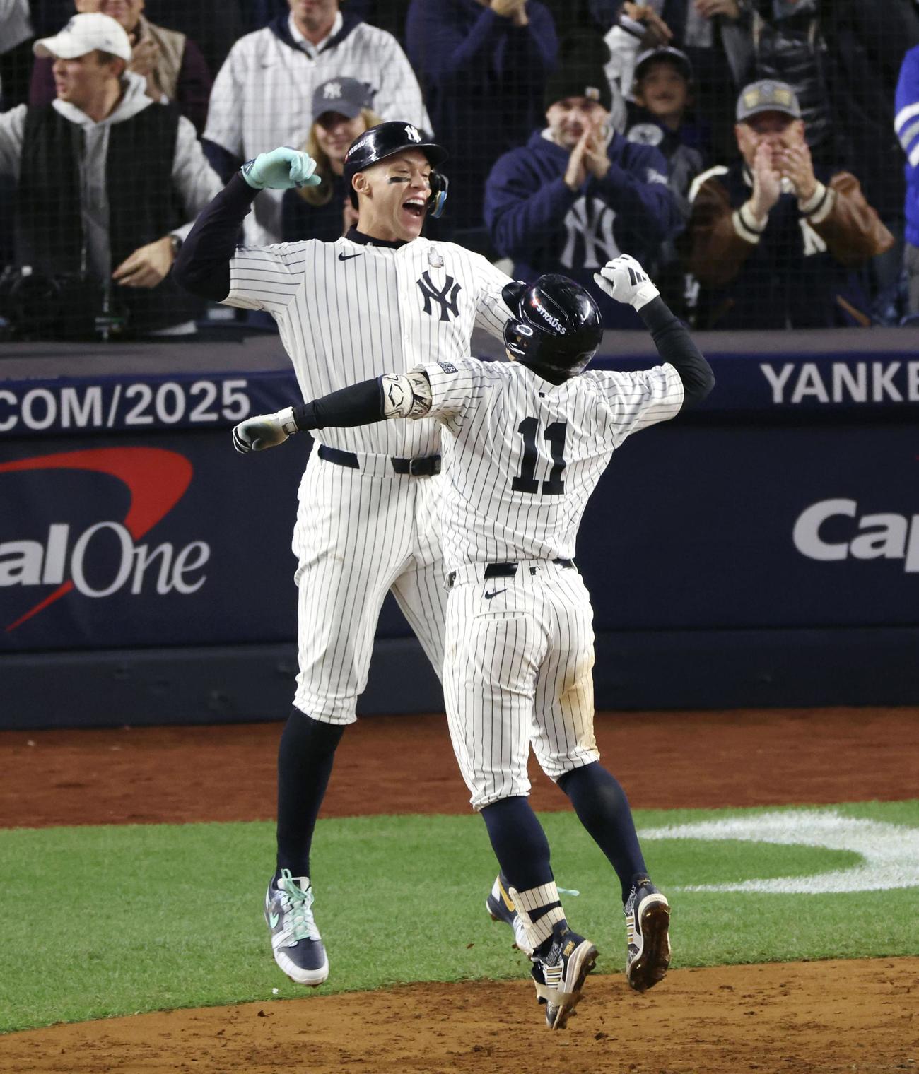 ドジャース戦の3回、逆転満塁本塁打を放ちジャッジ（左）に迎えられるヤンキースのボルピ（共同）