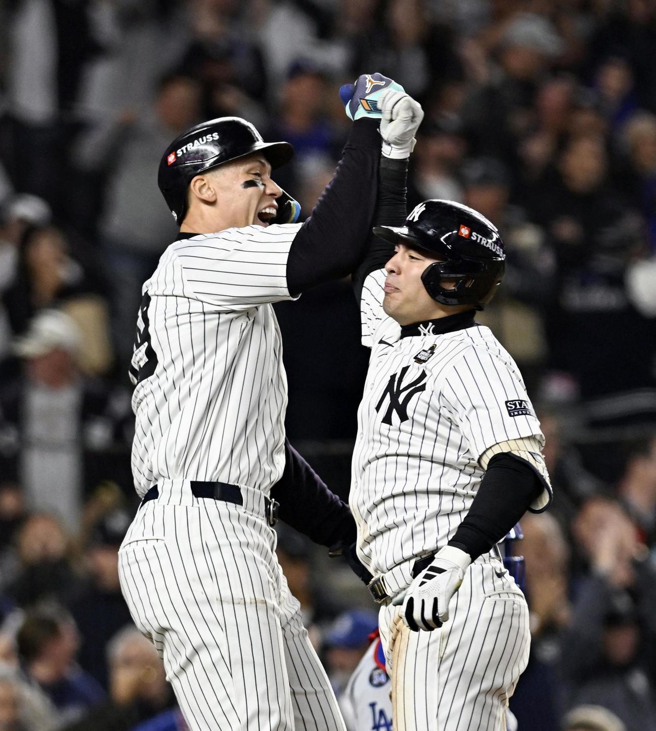 ドジャース戦の3回、逆転満塁本塁打を放ちジャッジ（左）に迎えられるヤンキースのボルピ（共同）