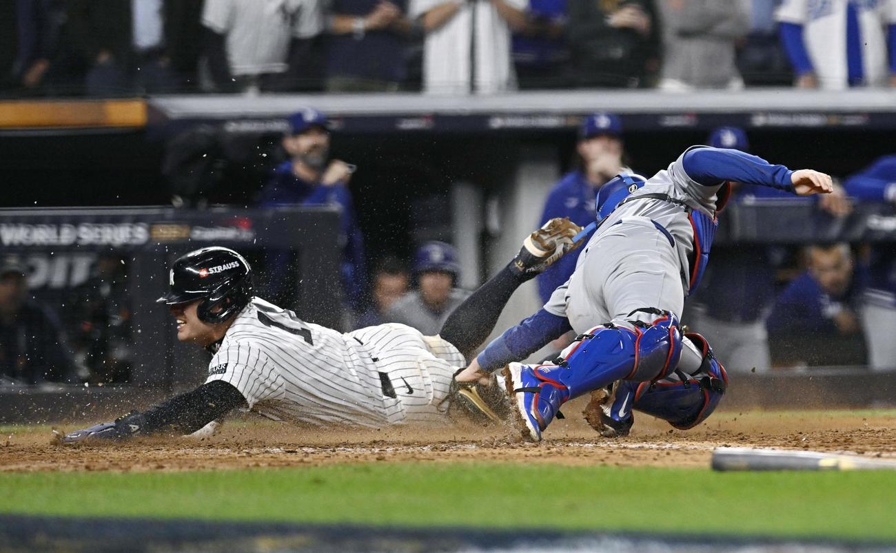ドジャース戦の8回、バードゥーゴの二ゴロで本塁を突き生還するヤンキースの三走ボルピ。捕手スミス（共同）
