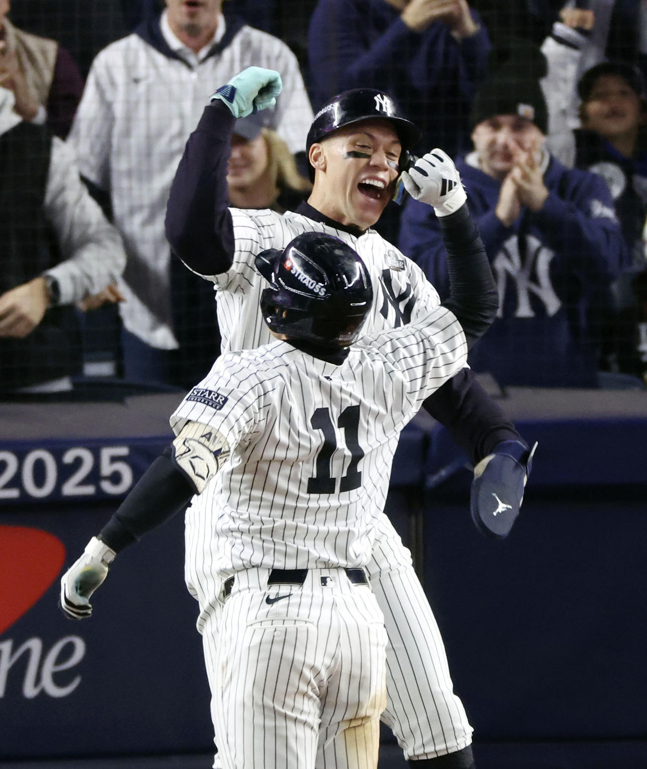 ドジャース戦の3回、逆転満塁本塁打を放ったボルピ（手前）を迎えるヤンキースのジャッジ（共同）