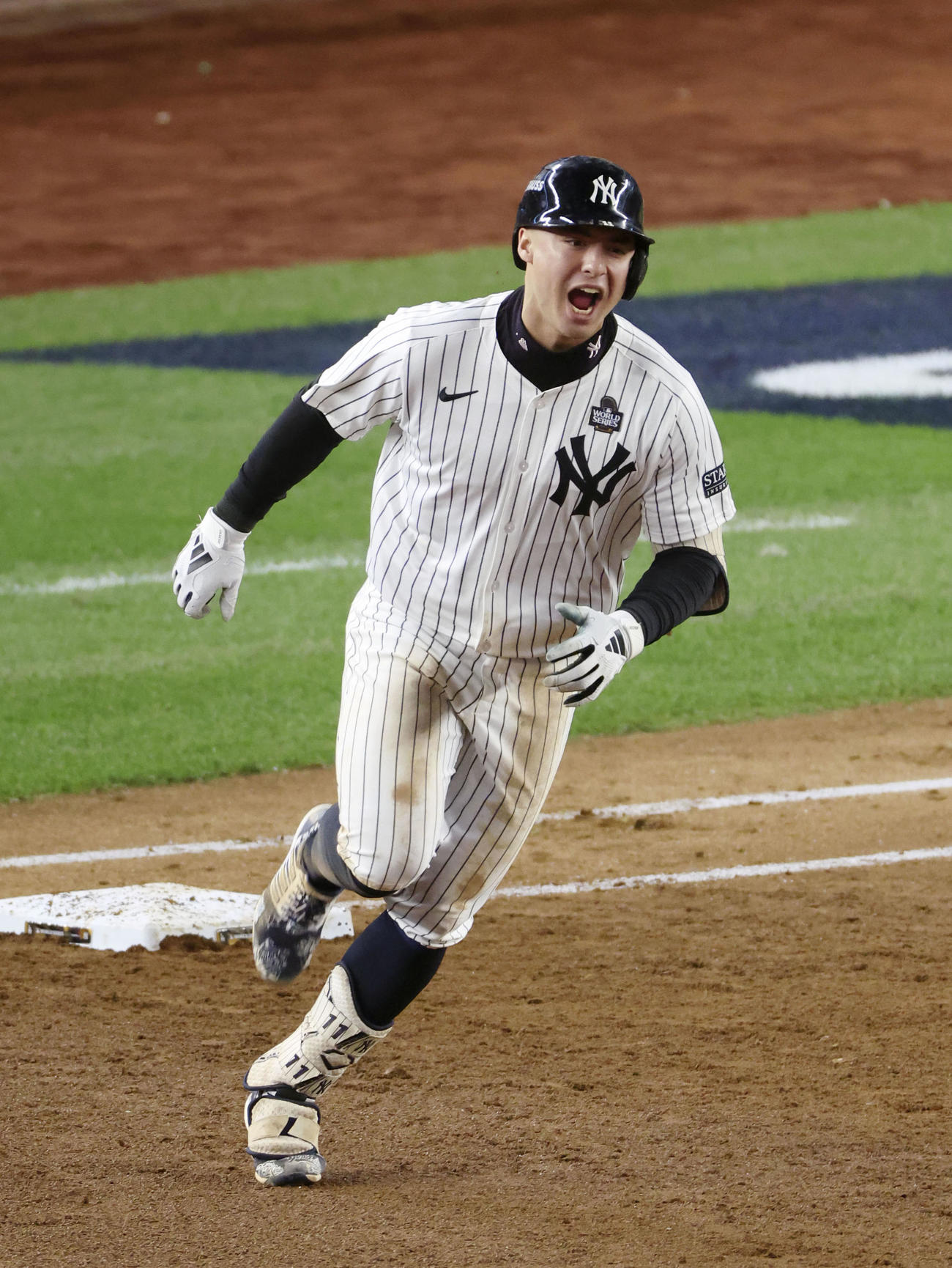 ドジャース戦の3回、逆転満塁本塁打を放ち一塁を回るヤンキースのボルピ（共同）