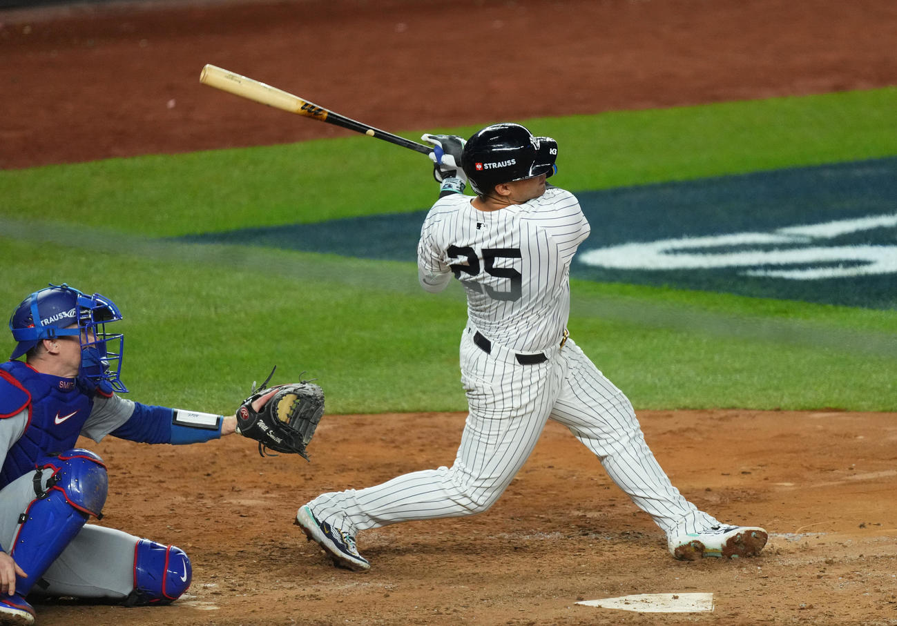 ヤンキース対ドジャース　8回裏ヤンキース1死一、三塁、3点本塁打を放つトーレス（撮影・菅敏）