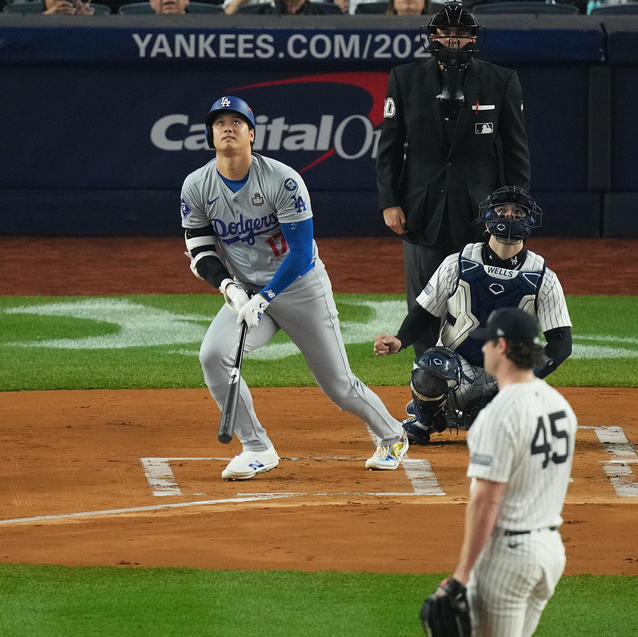ヤンキース対ドジャース　1回表ドジャース無死、中飛に倒れる大谷翔平。投手コール（撮影・菅敏）