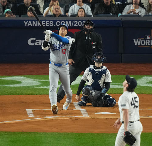 ヤンキース対ドジャース　1回表ドジャース無死、中飛に倒れる大谷翔平。投手コール（撮影・菅敏）