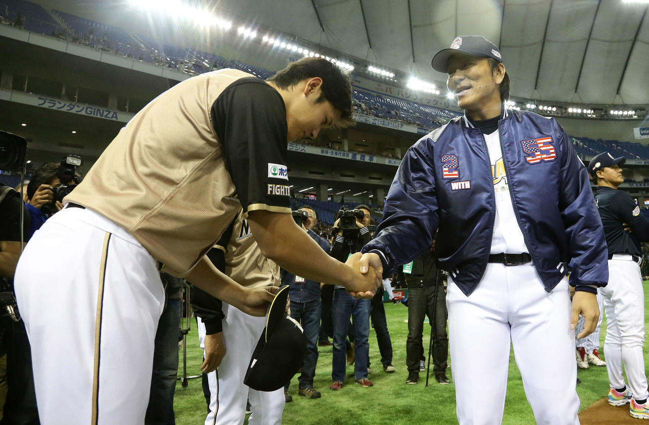 チャリティーベースボールゲームで握手をかわす松井氏（右）と日本ハム時代の大谷（2015年3月21日）