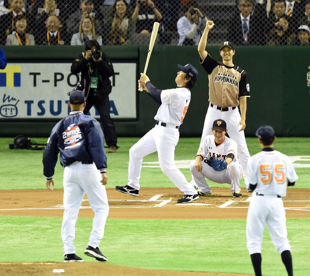 ベースボールマッチの始球式で、打者・松井氏、投手ジーター氏で、球審を務めた日本ハム時代の大谷。捕手は巨人小林（2015年3月21日）