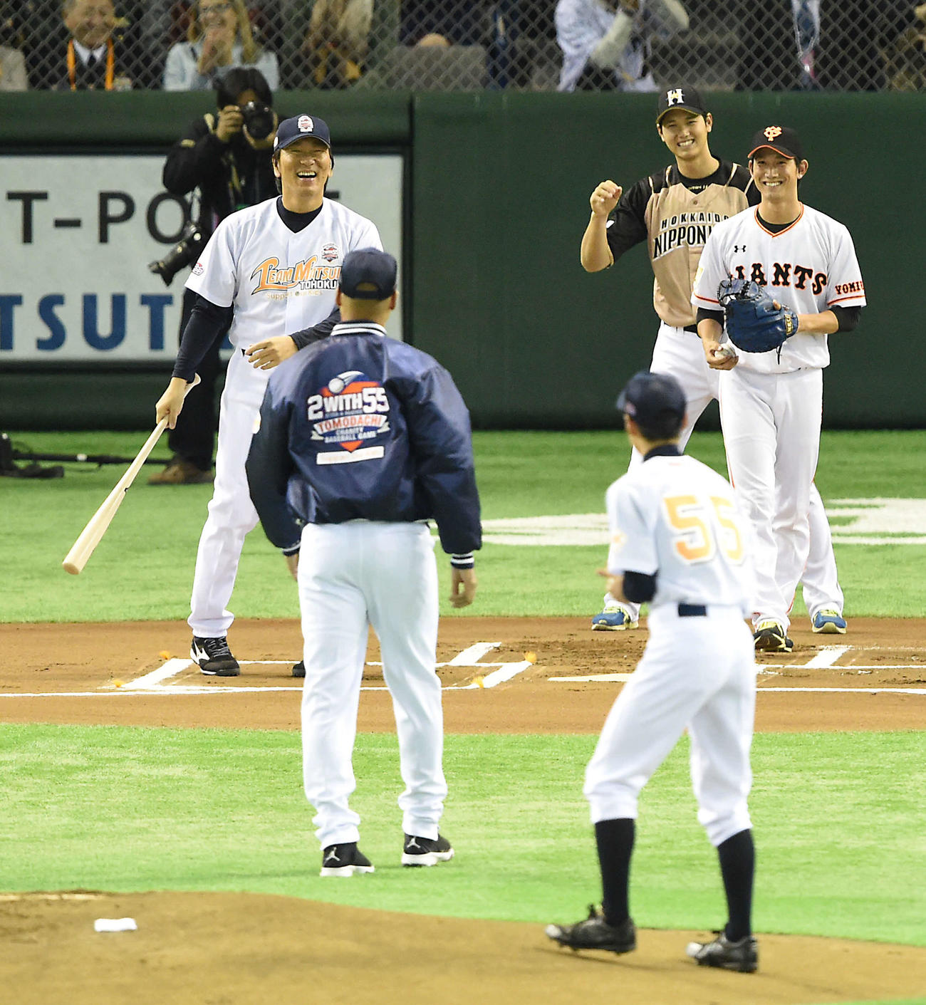 ベースボールマッチの始球式を終え笑顔を見せる、左から松井氏、日本ハム時代の大谷、巨人小林（2015年3月21日）
