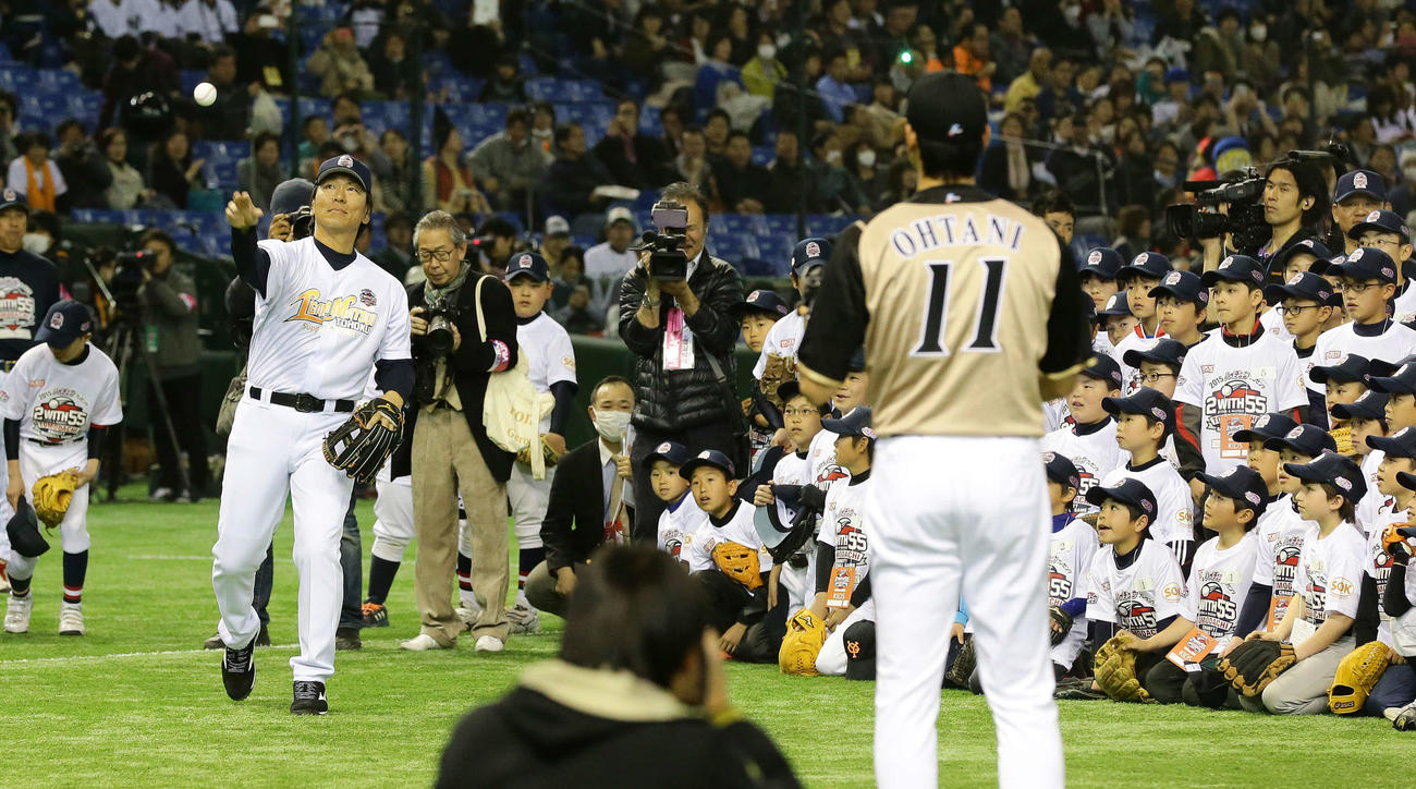 ベースボールクリニックで、キャッチボールをする松井氏（左）と日本ハム時代の大谷（2015年3月21日）